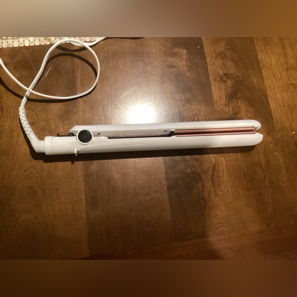 Conair White and Rose Gold Flat Iron - Sleek Ceramic Straightener - Picture 2 of 3